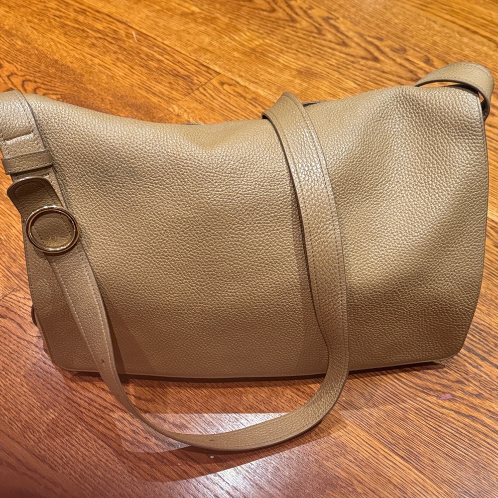 Cuyana Pebbled Leather Shoulder Bag in Tan